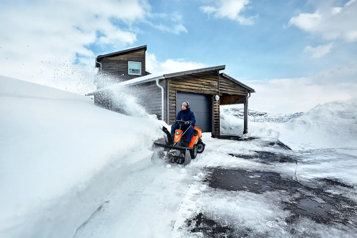 Husqvarna Rider R 316TsX AWD -ajoleikkuri nurmikon tehokkaaseen hoitoon
