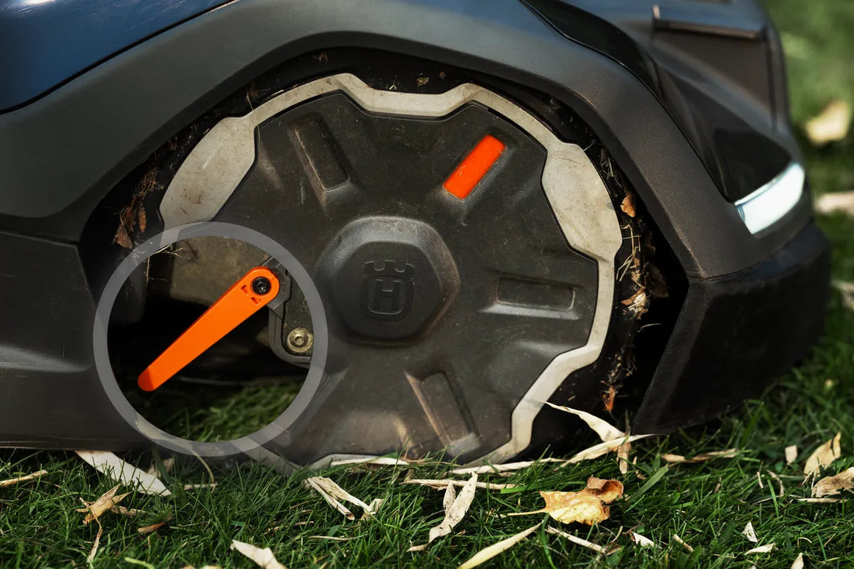 Husqvarna Automower pyöränpuhdistaja eri Automower-malleille, parantaa robottiruohonleikkurin suorituskykyä.