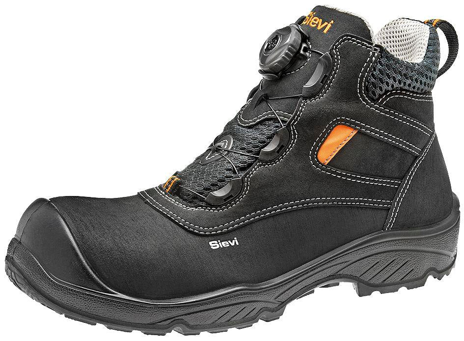 Sievi Roller High XL+ S3 turvakengät, jotka ovat varustettu helppokäyttöisellä Boa®-kiristysmekanismilla, tarjoavat mukavuutta ja nopeaa riisumista. Laajalestiset turvakengät sopivat hyvin erilaisiin jalkoihin.
