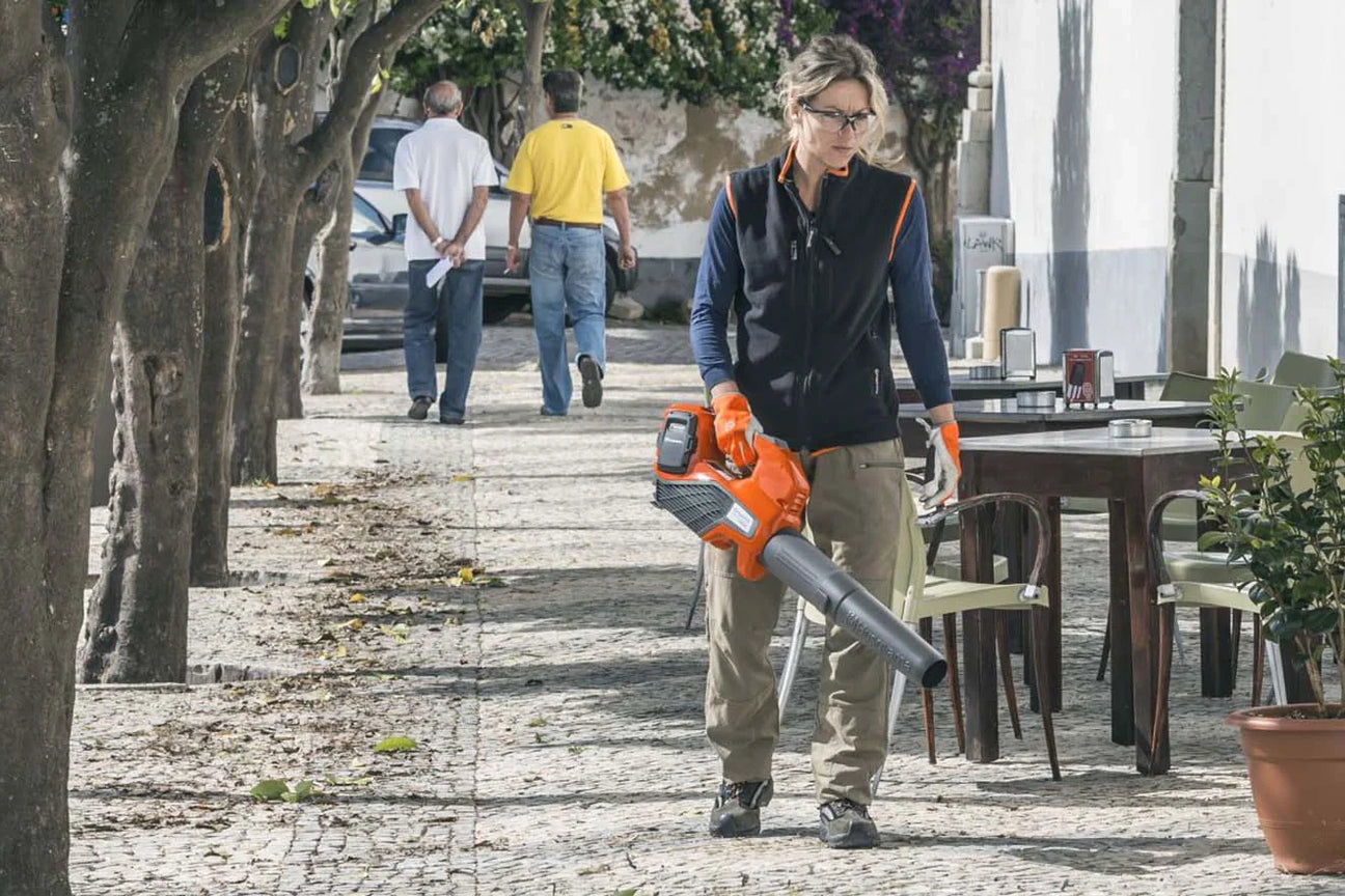 Husqvarna akkupuhaltimet, kevytet ja tärinättömät puhaltimet ulkotöihin.
