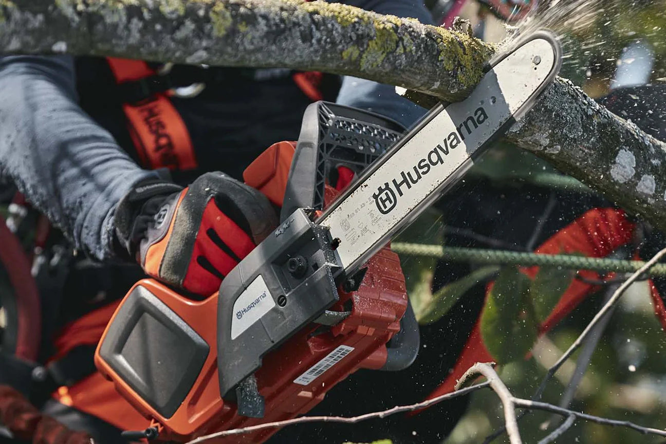 Husqvarna 120i akkusaha akku ja laturi mukana, täydellinen valinta pihatyöhön ja ammattimaiseen puunkäsittelyyn