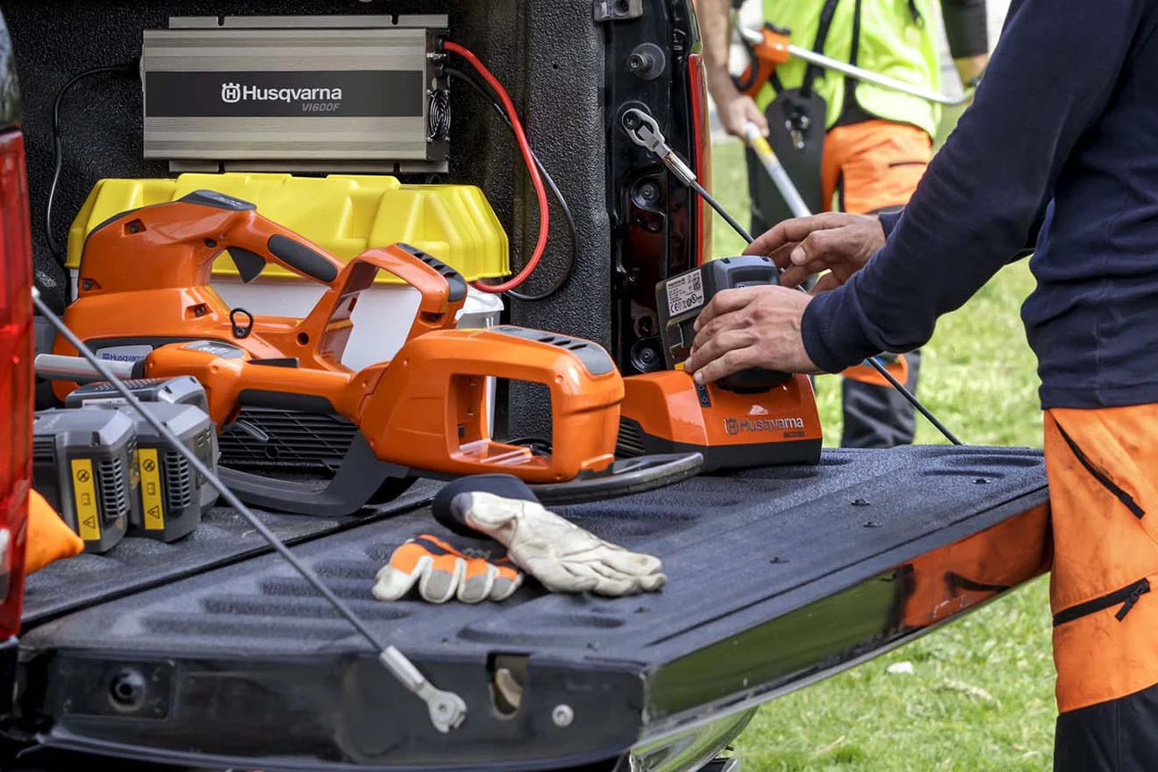 Husqvarna akut ja laturit, kestävät akut ja nopeat latausratkaisut Husqvarnan akkukäyttöisille koneille.