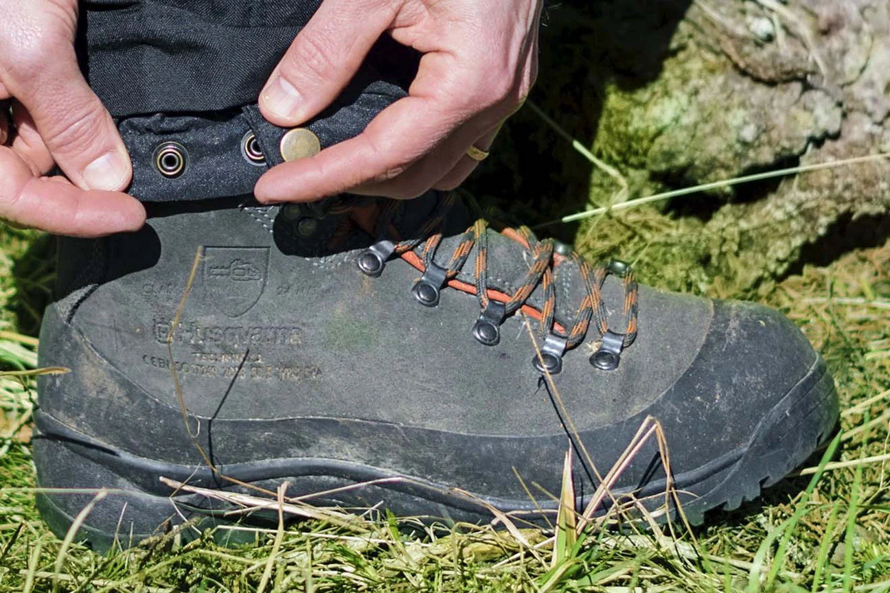 Husqvarna turvajalkineet metsätyöhön. Mukautuvat ja kestävät jalkineet, jotka tarjoavat erinomaisen suojan ja mukavuuden.