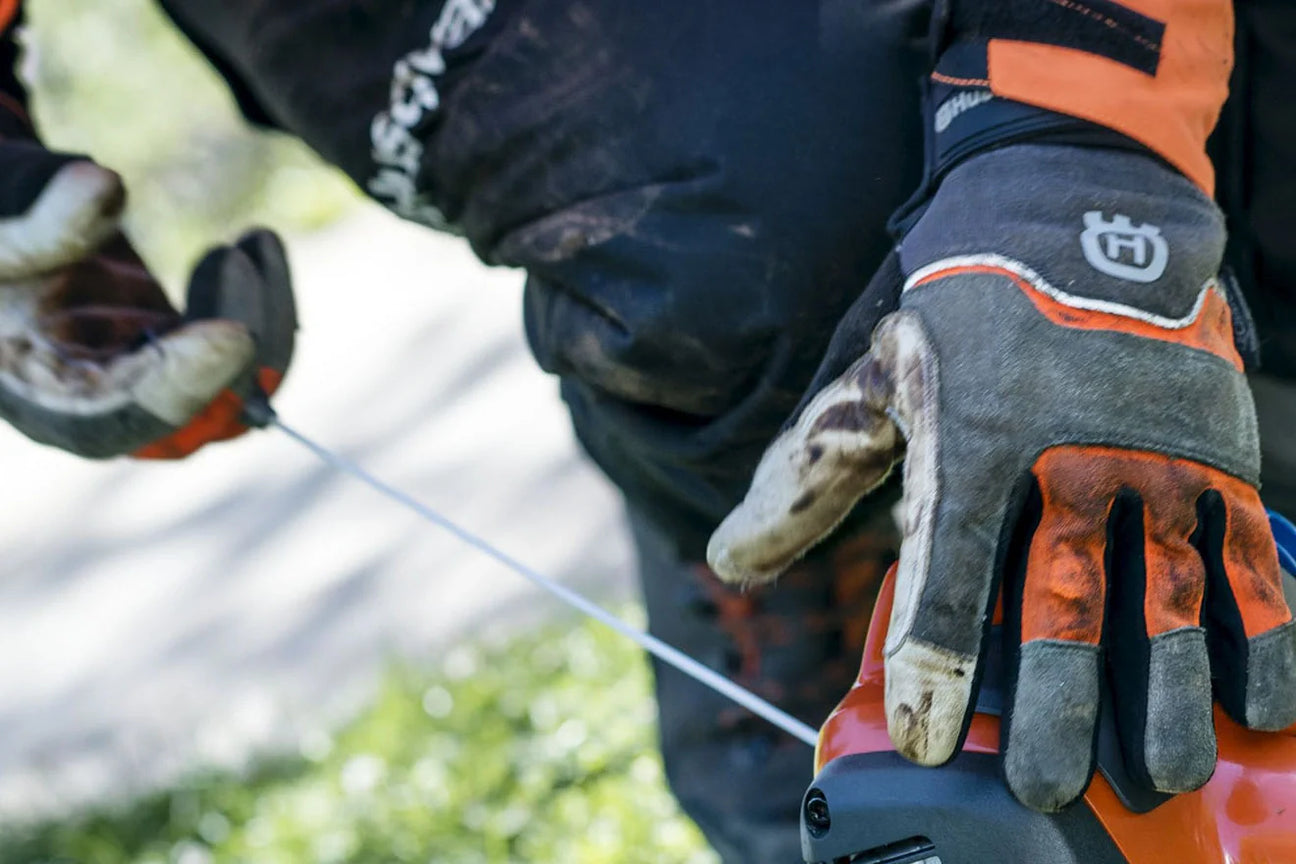 Husqvarnan mukavat ja kestävät käsineet ovat täydellinen valinta puutarhahommiin ja metsätöihin!