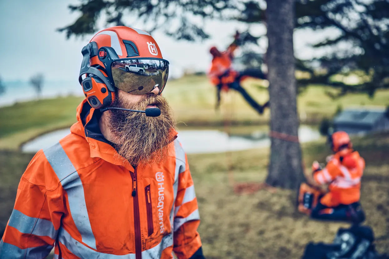 Husqvarna metsurinkypärät ovat suunniteltu tarjoamaan mukavuutta ja suojaa metsurityössä.