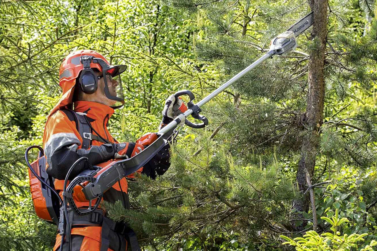 Husqvarna oksasahat tehokkaassa käytössä puiden karsintaan ja puutarhan hoidossa, erinomaisia vaihtoehtoja kotipuutarhurille ja ammattilaisille.