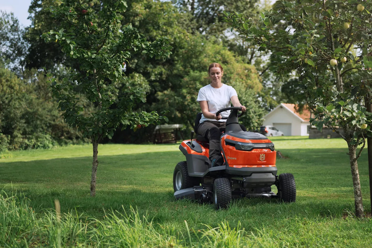 Husqvarna puutarhatraktorit, tehokaat mallit helpottamaan nurmikon leikkaamista esteiden ympärillä ja nurkissa.