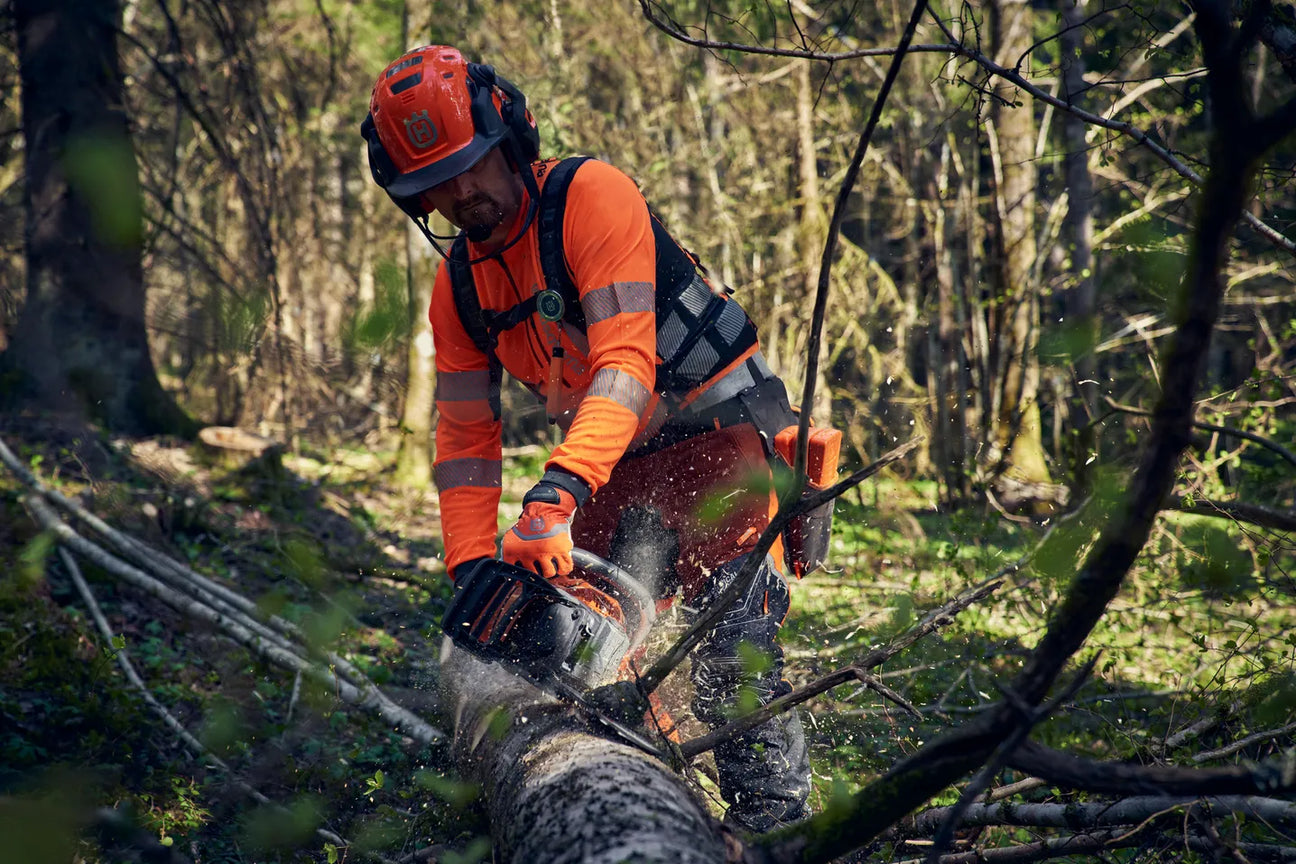 Husqvarna raivaus- ja metsätyötakit, esimerkki työvaatteista, jotka yhdistävät turvallisuuden ja muotoilun, mukaan lukien lyhythihainen ja pitkähihainen työpaita.