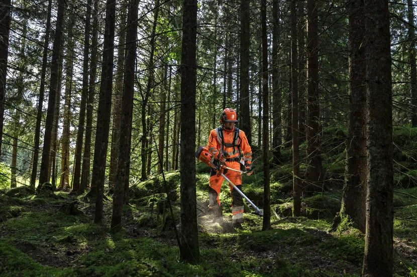 Husqvarna raivaussaha, tehokas työkalu tiheään aluskasvillisuuteen ja paksuun heinikkoon, täydellinen valinta ammattilaisille ja vaativille harrastajille.