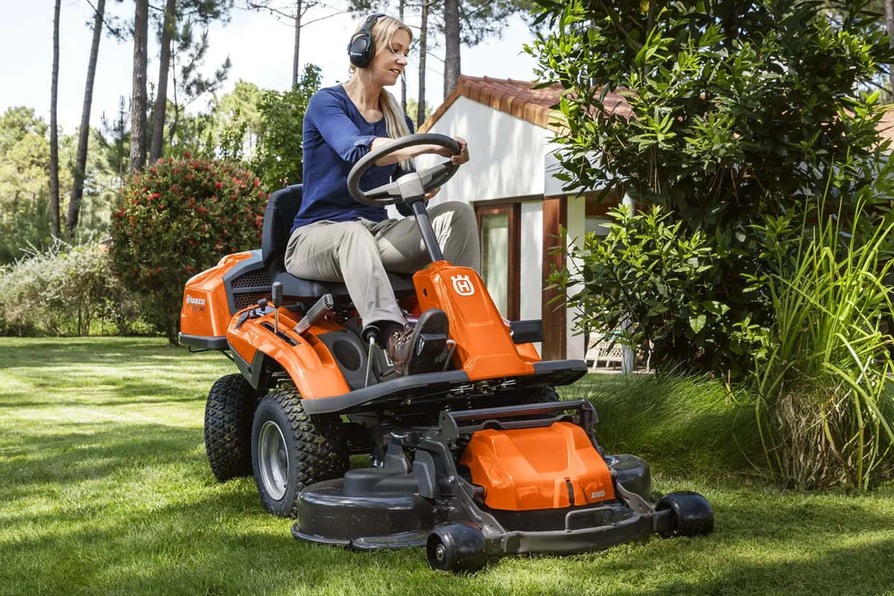 Husqvarna Rider ajoleikkuri, jossa on tehokas leikkuulaite ja takarunko-ohjaus, ideaalinen ruohonleikkaukseen eri maastoissa.