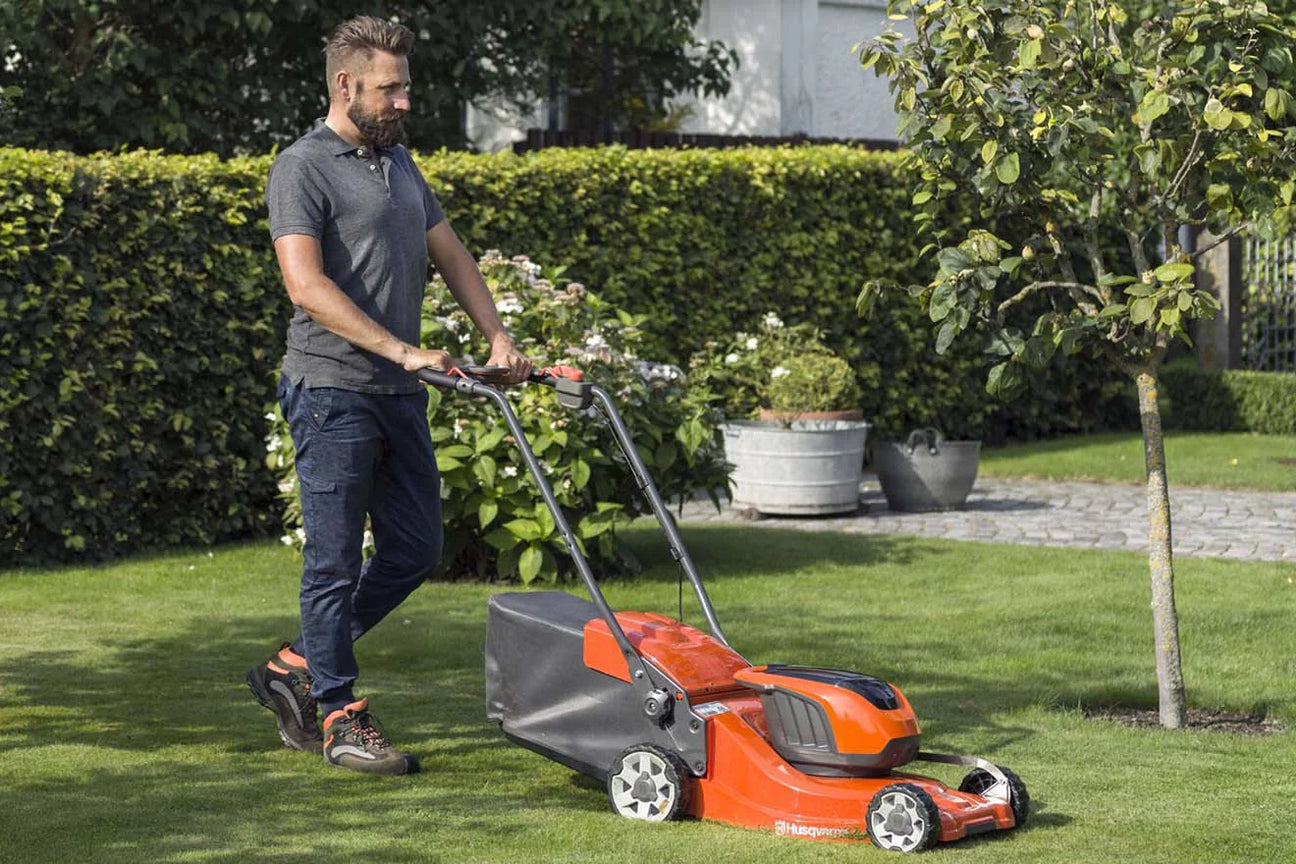 Husqvarna LC 137i akkuruohonleikkuri, moderni ja käyttäjäystävällinen malli, täydellinen nurmikon hoitoon Suomesssa.