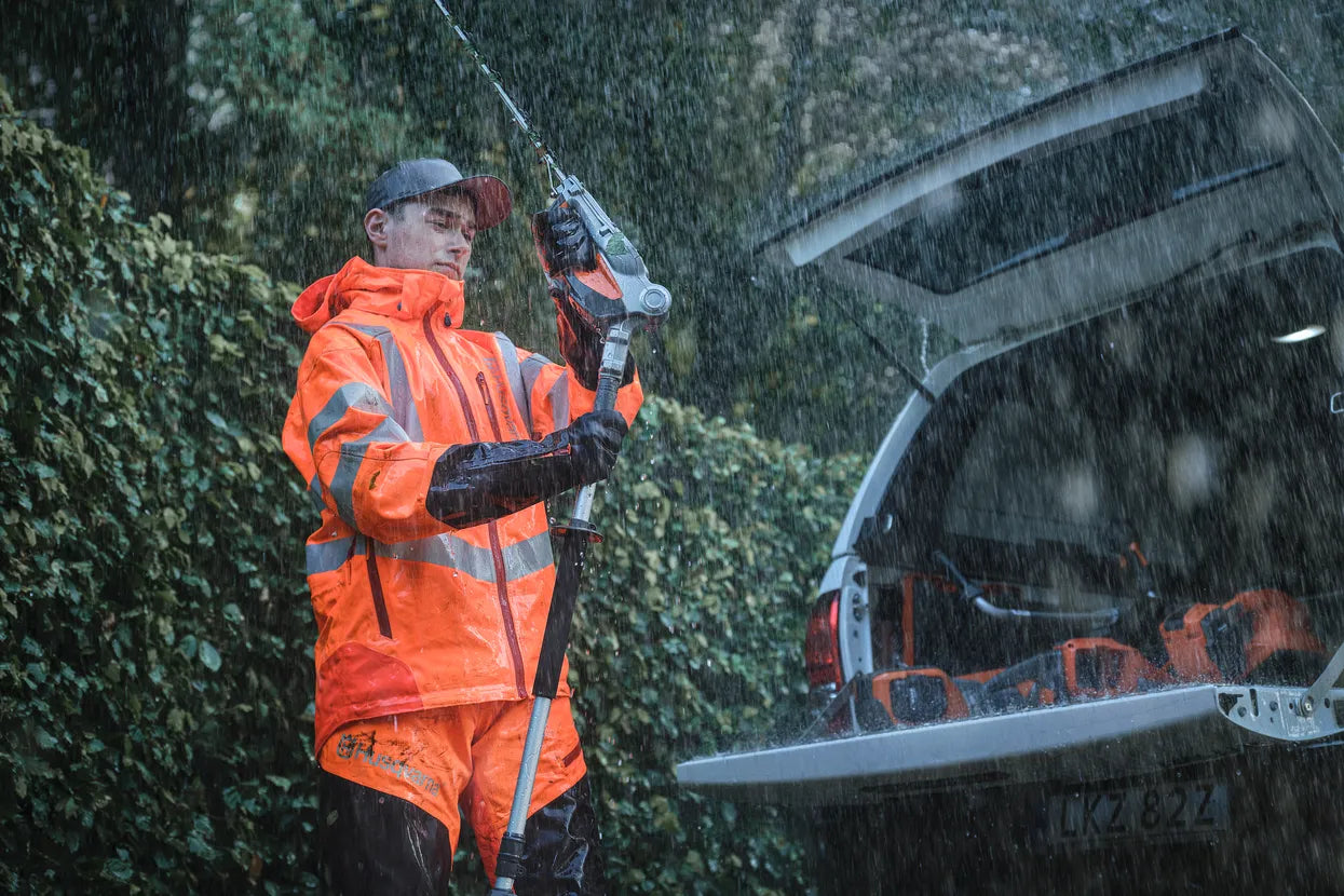 Husqvarna sadeasut - Husqvarna Technical Vent High-Viz sadetakki, joka tarjoaa erinomaisen hengittävyyden ja vedenpitävyyden kaikissa sääolosuhteissa.