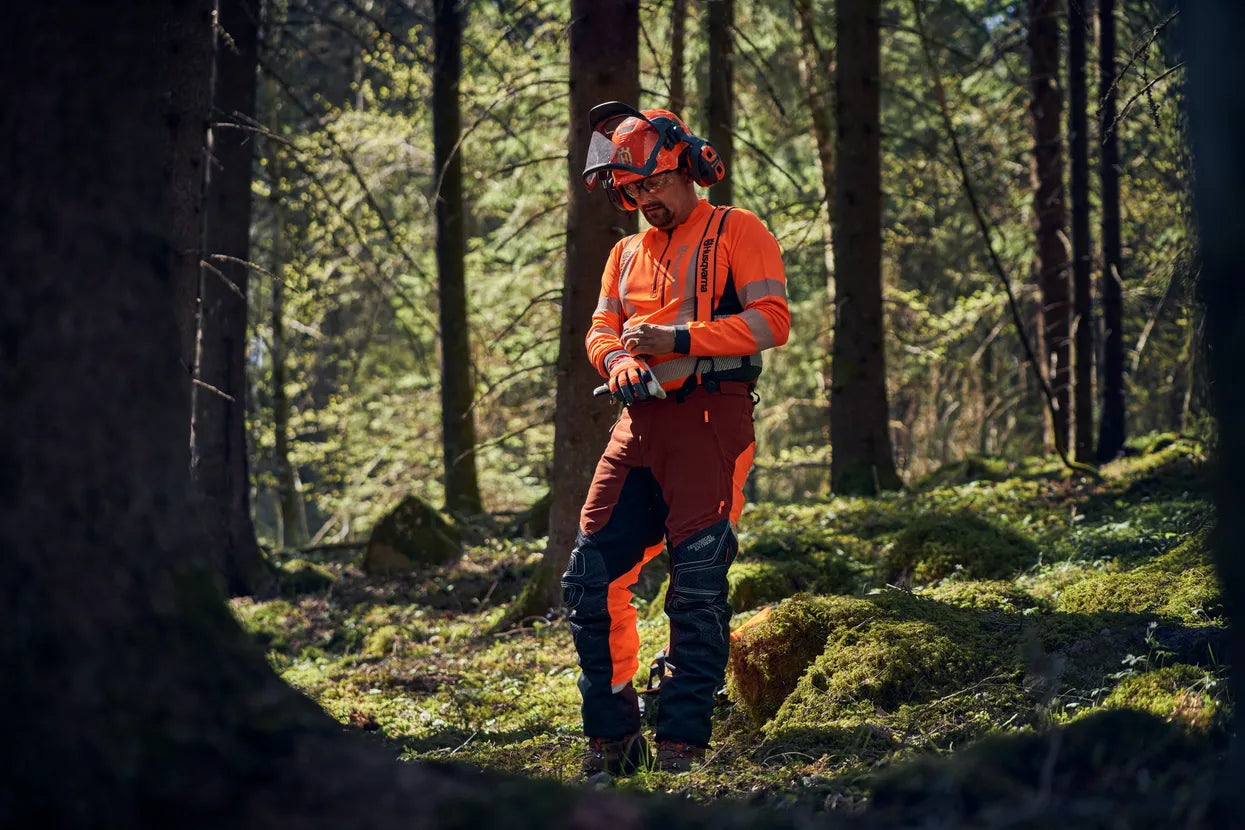 Husqvarna turvahousut ja -haalarit, mukana Husqvarna Classic turvahousut ja turvahaalarit, Functional turvahousut ja haalarit, sekä High Viz raivaushousut ja Technical raivaushousut, turvallisuus ensisijalla.
