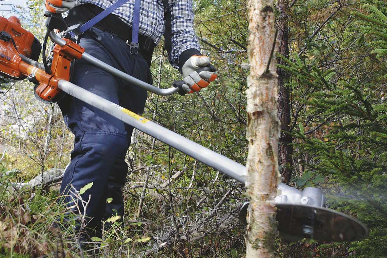 Husqvarna raivaussahojen tarvikkeet ja tarvikkeiden valikoima, kuten roiskesuoja, siimapää ja ruohoterä, täydellinen valinta raivaussahojen käyttöön, Raivaussahojen tarvikkeet.