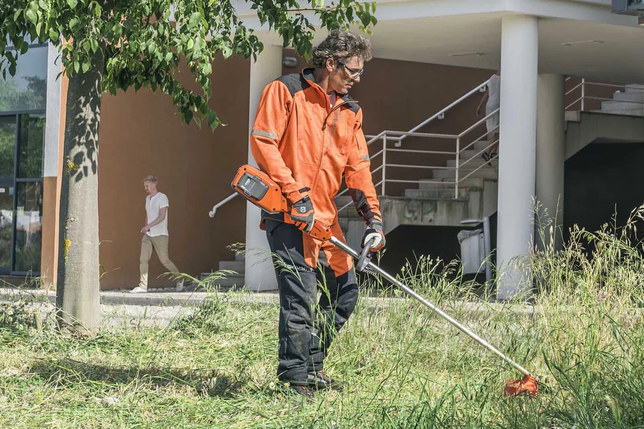 Kevytet ja tehokkaat Husqvarna akkutrimmerit, täydelliset ja helppokäyttöiset vaihtoehdot puutarhanhoitoon.