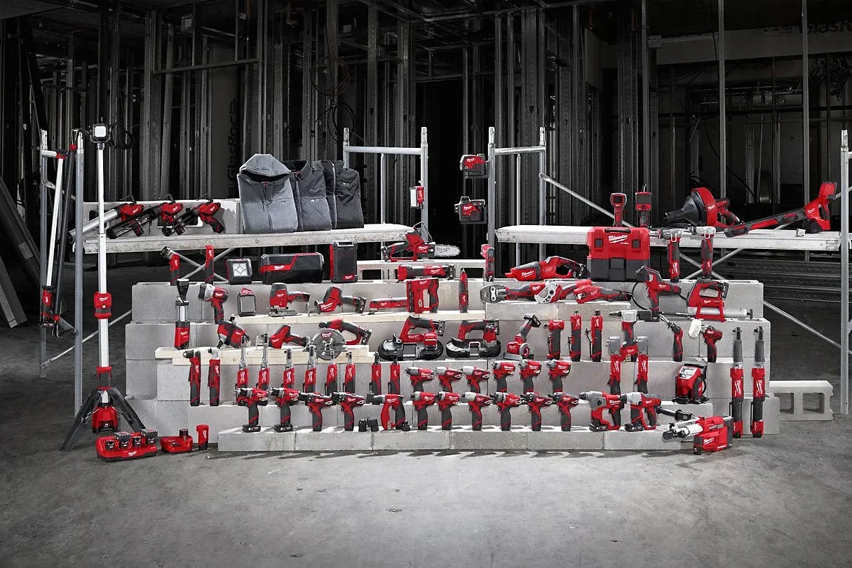 Kuva Milwaukee M12 akkutyökaluista, jotka esittelevät laajan valikoiman laadukkaita työkaluja eri käyttötarkoituksiin. Milwaukee M12 akkutyökalut tarjoavat tehokasta suorituskykyä ja helppoa hallintaa tiukoissakin työolosuhteissa.