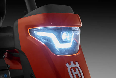 Husqvarna Rider R 316TsX AWD -ajoleikkurin kompakti rakenne ja etuleikkurin kiinnitys