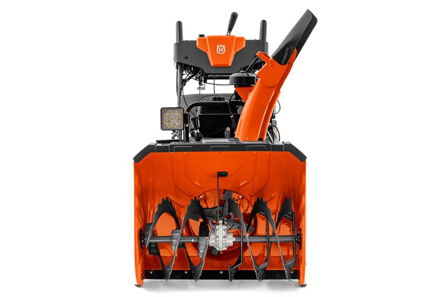 Husqvarna ST 430 lumilinko työskentelyvalmiina – 76 cm työleveydellä varustettu lumilinko
