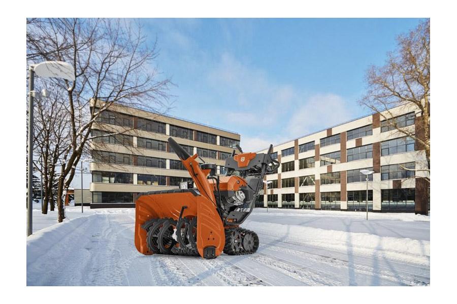 Husqvarna ST 430T lumilinko edestä kuvattuna, työleveys 76 cm