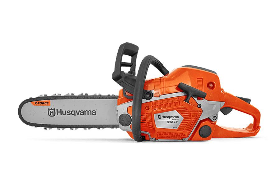 Husqvarna 550 XP leikkisaha lelu, joka näyttää samalta kuin oikea Husqvarna 550XP -moottorisaha, realistinen ääni ja pyörivä ketju, sopii yli 3-vuotiaille.