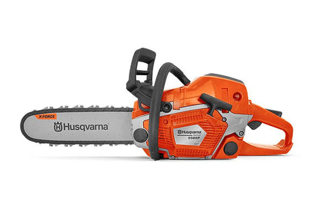 Husqvarna 550 XP leikkisaha lelu, joka näyttää samalta kuin oikea Husqvarna 550XP -moottorisaha, realistinen ääni ja pyörivä ketju, sopii yli 3-vuotiaille.
