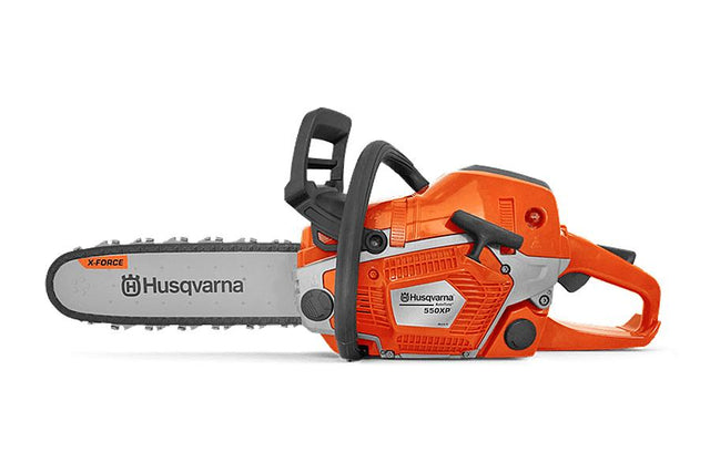 Husqvarna 550 XP leikkisaha lelu, joka näyttää samalta kuin oikea Husqvarna 550XP -moottorisaha, realistinen ääni ja pyörivä ketju, sopii yli 3-vuotiaille.