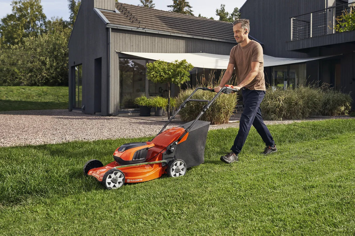 Husqvarna LC 142i ruohonleikkuri sis. akku & laturi