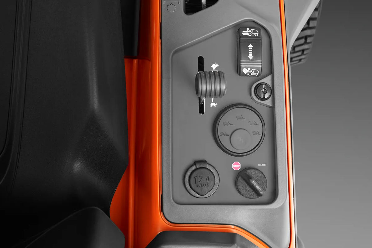 Husqvarna Rider RC 320Ts AWD työskentelemässä nurmikolla