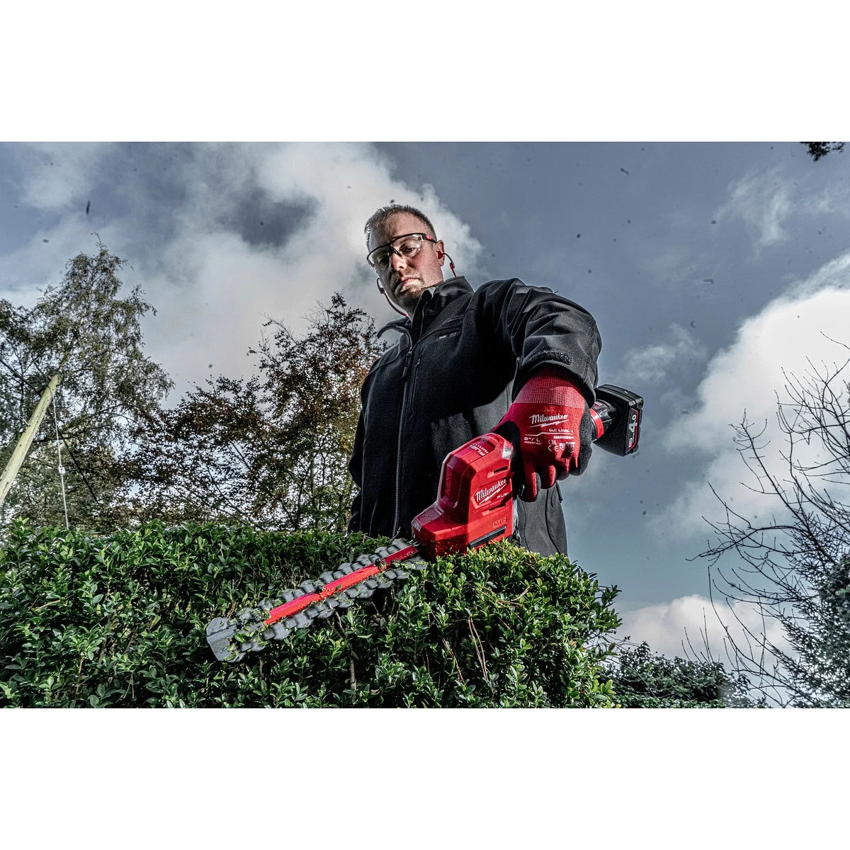 Milwaukee M12 FHT20-402 pensasleikkuri, ergonominen ja kevyt muotoilu parantaa hallittavuutta, sisältää 2 x M12 B4 akkuja ja laturin.